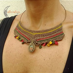 Colar de macramê com pedra natural