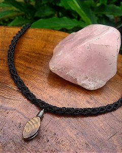 Gargantilha chocker macramê com pedra olho de tigre