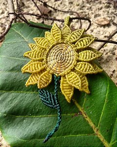 Colar flor girassol em macramê capim dourado