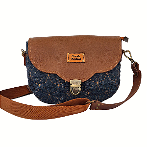 Bolsa Jeans Média com Aba em Couro — Alça Tiracolo Removível e Fechamento em Zíper | Camila Prendada