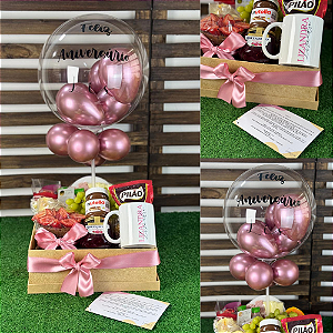 Cesta Café da Manhã Aniversário com Bolo e Balão Bubble