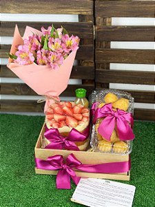 Caixa de Aniversário com Bouquet de Astromélia