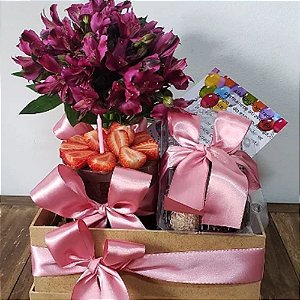 Caixa de Aniversário com Bouquet de Astromélia