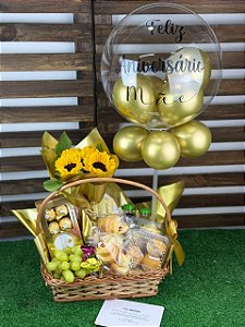 Cesta de Café da Manhã com frios , pães, chocolate, suco, girassol e Balão Personalizado