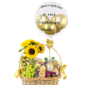 Cesta de Café da Manhã com frios , pães, chocolate, suco, girassol e Balão Personalizado
