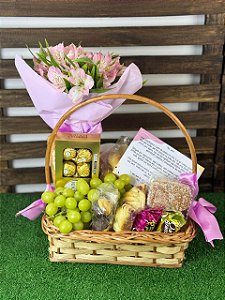 Cesta de Café da Manhã com frios , pães, chocolate, suco e astromelia