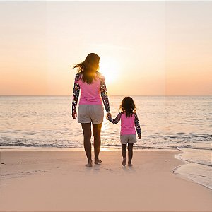 Kit Mãe e Filha Camiseta UV Manga Longa FPU 50+ Rosa com manga florida