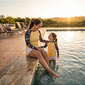 Kit Mãe e Filha Camiseta UV Manga Longa FPU 50+ Amarelo com manga florida