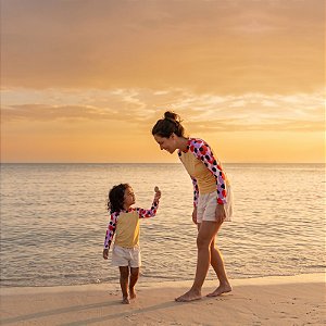 Kit Mãe e Filha Camiseta UV Manga Longa FPU 50+ Amarelo com manga abstrata
