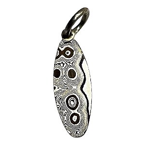 Pingente mokume oval prata cobre e shakudo 120 camadas