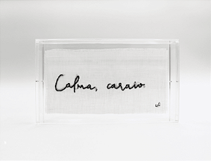 CAIXA EM ACRÍLICO "CALMA, CARAIO"