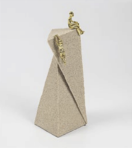 ESCULTURA EM POLIRESINA BEGE E ALPINISTAS DOURADOS