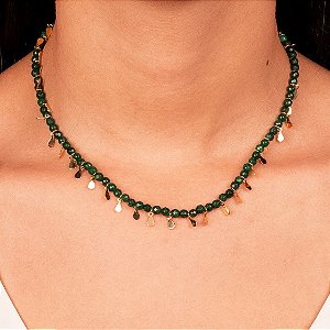 Colar Curto de Jade Verde com Penduricalhos Dourados
