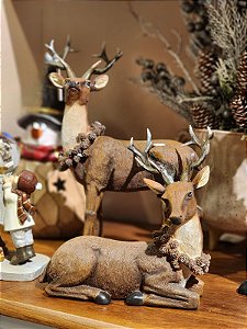 RENA DEITADA COM COLAR DE PINHA - 20CM