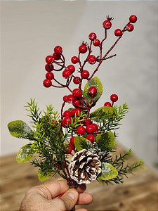 GALHO BERRY VERMELHO COM PINHA E FOLHAGENS 47CM