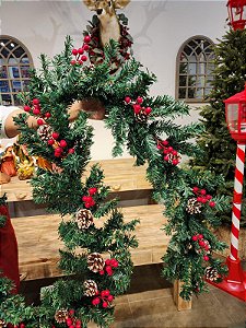 FESTÃO ARAMADO DECORADA COM BERRY E PINHA VERDE 220 GALHOS 2,70M