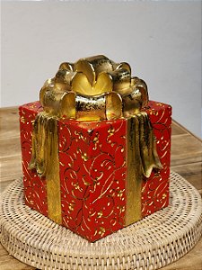 CAIXA DE PRESENTES DECORATIVA EM RESINA DOURADA E VERMELHO 19,5CM