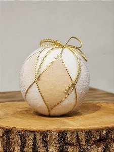 BOLA DECORADA AVELUDADA CHAMPANHE E BRANCO 10CM C/1 UNID