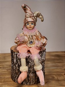 BONECA PIERROT SENTADO A CORDA ROSA 42,5CM