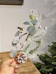 GALHO DECORATIVO FOLHAGENS NEVADA COM PINHA 50CM
