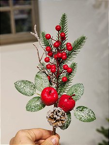 GALHO DECORATIVO BERRY COM FOLHAGENS E PINHA 37CM