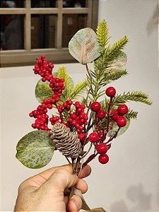 GALHO DECORATIVO BERRY VERMELHO COM FOLHAS E PINHA 29CM