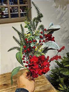 GALHO DECORATIVO COM BERRY FRUTAS FLORES E PINHA 66CM