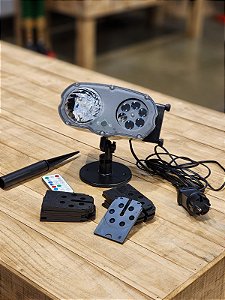 PROJETOR NATALINO COM CONTROLE REMOTO BIVOLT USO INTERNO E EXTERNO