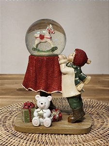 MENINA COM GLOBO NATALINO EM RESINA 16CM