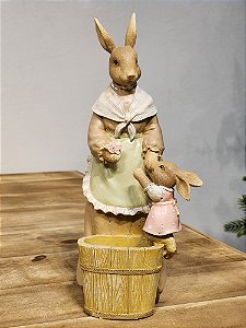 COELHA MÃE COM FILHA NO CESTO BEGE E MARROM 23CM