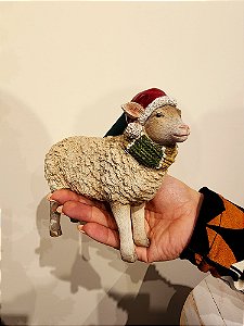 OVELHA EM RESINA NATALINA 16CM - PRÉ VENDA 2025