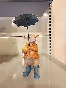 OVELHA COM BOTA E GUARDA CHUVA EM RESINA NATALINA 15CM - PRÉ VENDA 2025
