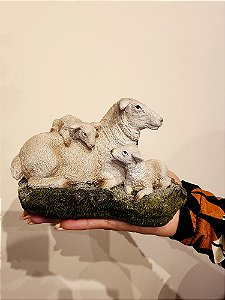 OVELHA COM FILHOTES EM RESINA NATALINA 15CM - PRÉ VENDA 2025