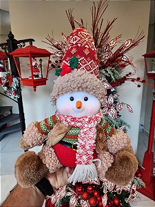 BONECO DE NEVE MENINO SENTADO VERMELHO E VERDE 26CM - PRÉ VENDA 2025