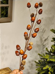 GALHO ARAMADO COM NOZES E PINHA 70CM