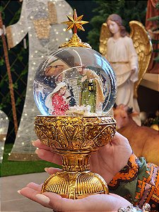 GLOBO DE NEVE COM SAGRADA FAMÍLIA DOURADO LUZ E MOVIMENTO 26,5CM  - PRÉ VENDA 2025