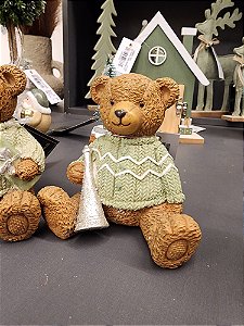 URSO SENTADO EM RESINA COM CORNETA VERDE MENTA 10CM  - PRÉ VENDA 2025