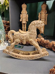 CAVALO DE BALANÇO EFEITO MADEIRA 18,5CM - PRÉ VENDA 2025