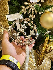 ORNAMENTO EM METAL BOLA PRATA COM PEDRAS 9CM - PRÉ VENDA 2025