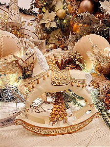 CAVALO DE BALANÇO DECORATIVO EM RESINA BRANCO E OURO 18CM - PRÉ VENDA 2025