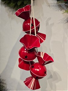 PENDENTE COM BOMBOM GUIZO EM METAL VERMELHO 30CM