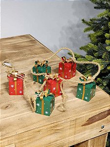 PENDENTE CORDÃO COM PRESENTES EM METAL VERMELHO E VERDE 1,70CM