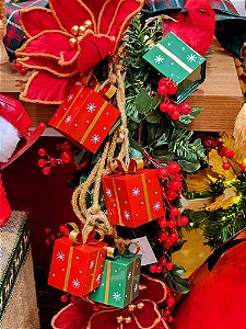 PENDENTE CORDÃO COM PRESENTES EM METAL VERMELHO E VERDE 1,70CM - PRÉ VENDA 2025