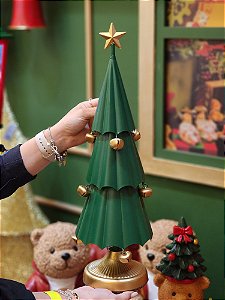 ÁRVORE EM METAL DECORATIVA VERDE E DOURADA 48,5CM - PRÉ VENDA 2025