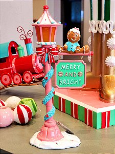 POSTE COM PLACA E BONECOS GINGERBREAD EM RESINA COM LED - PRÉ VENDA 2025