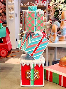 CAIXAS DE PRESENTES EMPILHADAS EM RESINA 36CM - PRÉ VENDA 2025