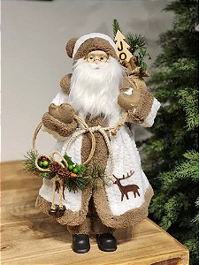 PAPAI NOEL EM PÉ COM RENA E PRESENTES BRANCO E MARROM 45CM