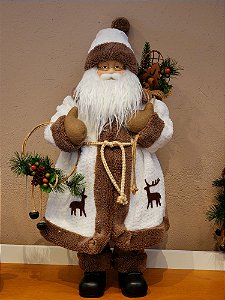 PAPAI NOEL EM PÉ COM RENA E PRESENTES BRANCO E MARROM 60CM - PRÉ VENDA 2025
