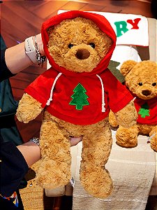URSO BEGE SENTADO COM MOLETON VERMELHO 40CM - PRÉ VENDA 2025