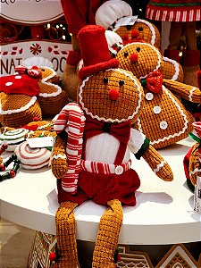 BONECO MENINO GINGERBREAD VERMELHO E BRANCO 48CM - PRÉ VENDA 2025